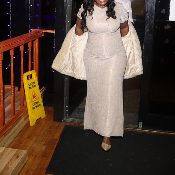 Betsy & Adam (Pre-Owned only wore ONCE) - Picture 2 of 2